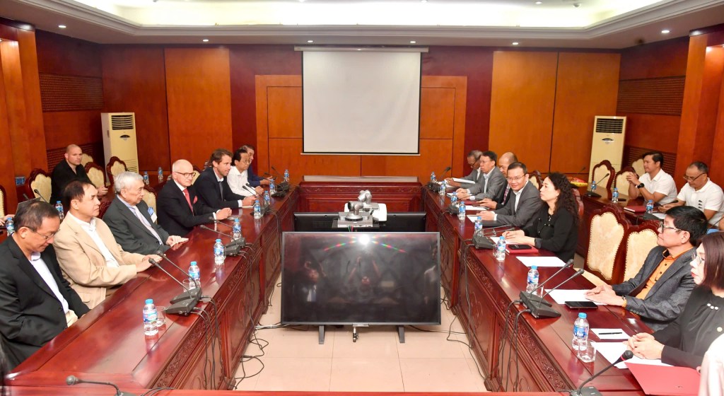 A gauche: les membre de AFS, a droite: les dirigeants de l'administration des sports du Vietnam